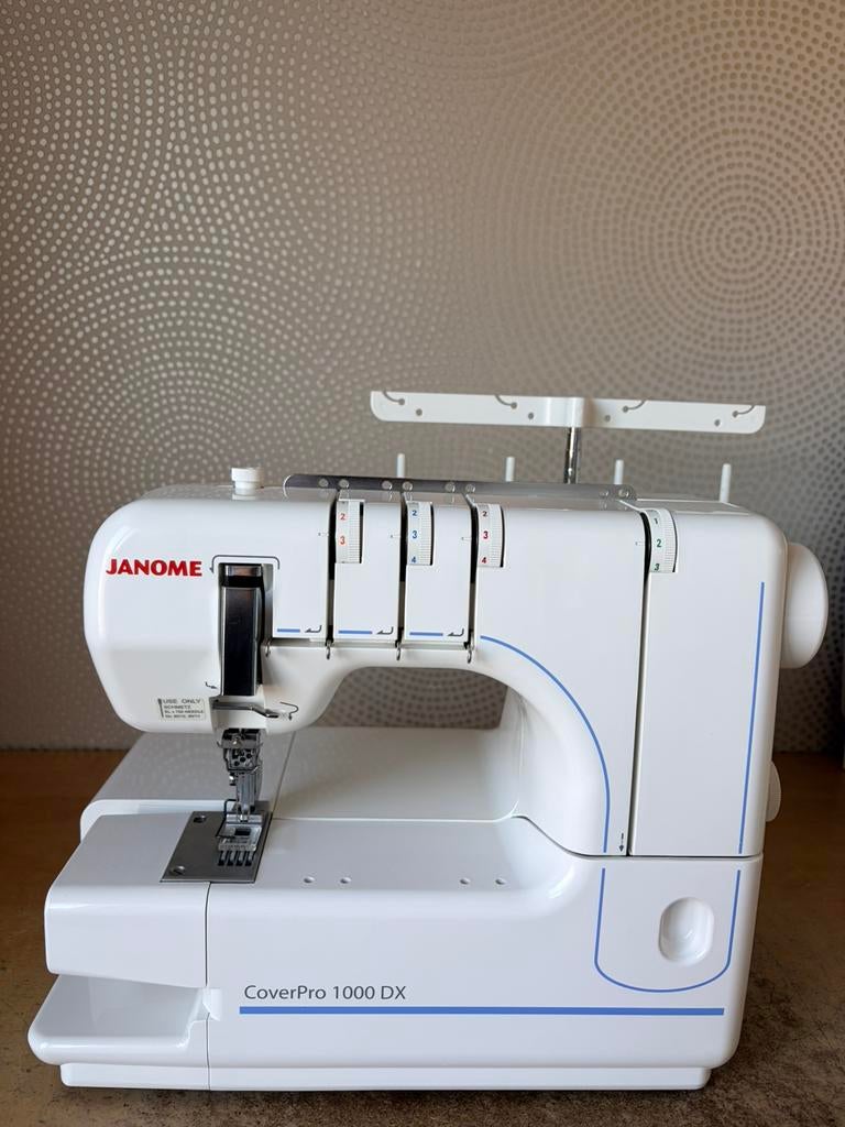 COVERLOCKMACHINE JANOME COVERPRO 1000DX IN ZEER NETTE STAAT, Hobby en Vrije tijd, Naaimachines en Toebehoren, Ophalen of Verzenden