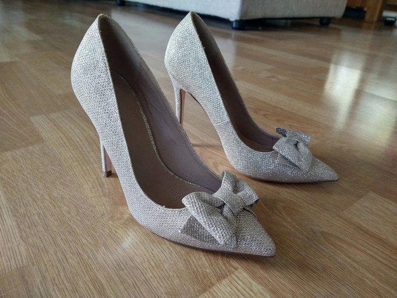 Gouden pumps met strik van asos, Kleding | Dames, Verzenden, Zo goed als nieuw, Pumps