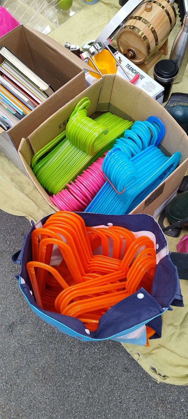 lots de cintres couleurs enfants, Kleding | Dames, Ophalen, Kinderen