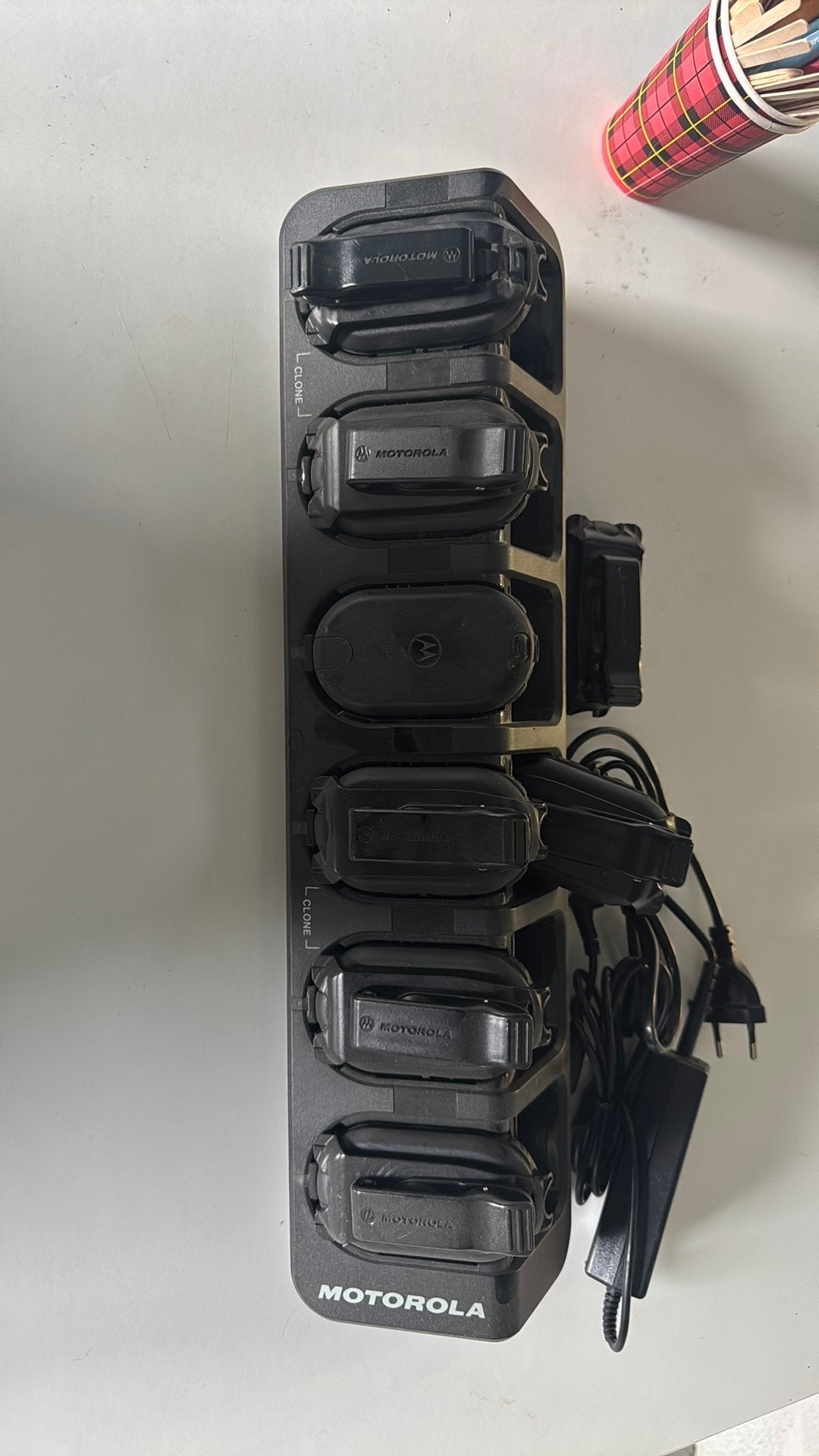 Te koop: 8 Motorola CLP446 portofoons + originele multilader, Telecommunicatie, Ophalen, Gebruikt, Minder dan 2 km, Portofoon of Walkie-talkie