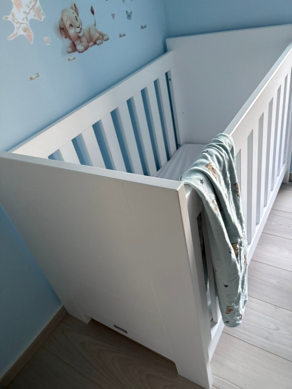 Babybed, Kinderen en Baby's, Kinderkamer | Bedden, Ophalen, Gebruikt, Minder dan 140 cm, Matras