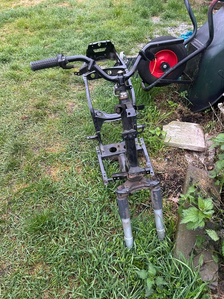 Gezocht!!! Piaggo zip frame met papieren A,B en A1 paps, Fietsen en Brommers, Ophalen, Zo goed als nieuw