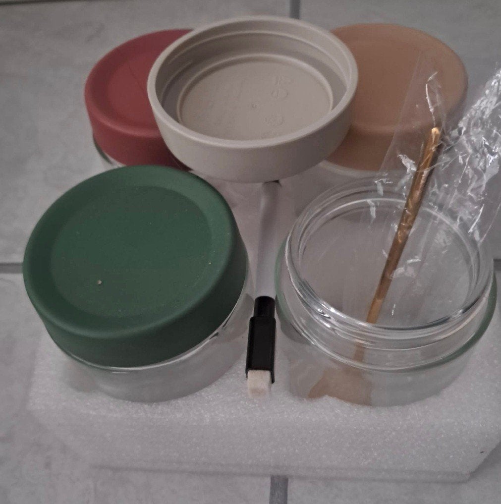 Handige set glazen potjes met gekleurde deksels en lepeltje, Maison & Meubles, Cuisine | Casseroles & Poêles, Avec couvercle, Enlèvement ou Envoi