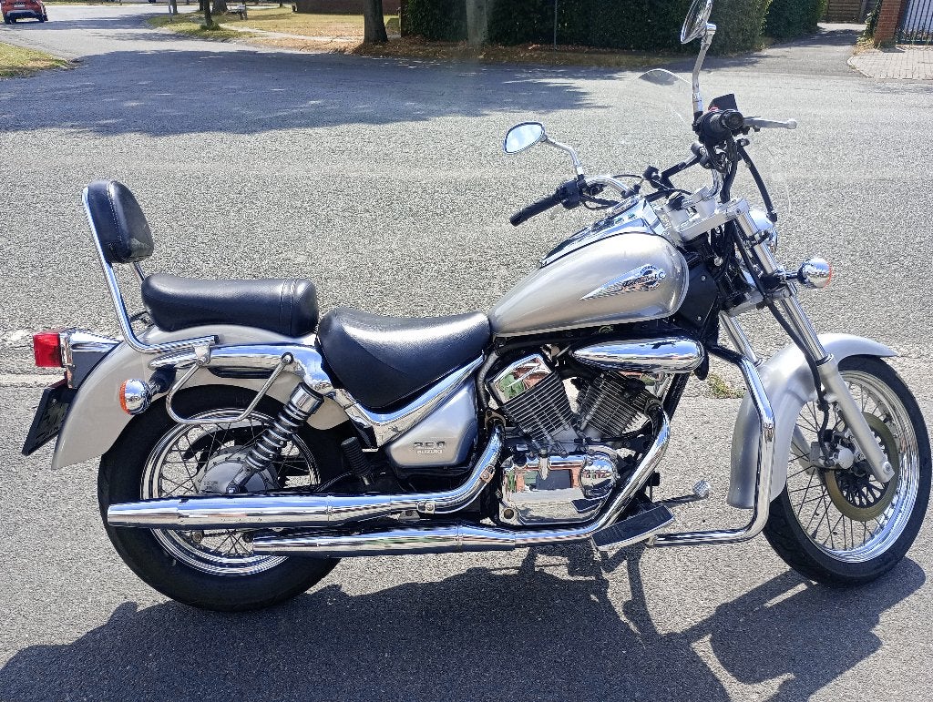 Suzuki Intruder 250, Motoren, 2 cilinders, Chopper, Gebruikt, Particulier