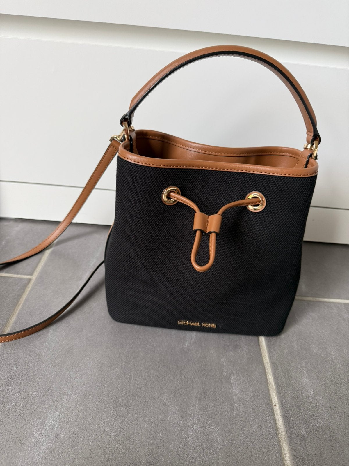 Handtas - Michael Kors - Suri, Ophalen of Verzenden, Zo goed als nieuw, Zwart, Handtas