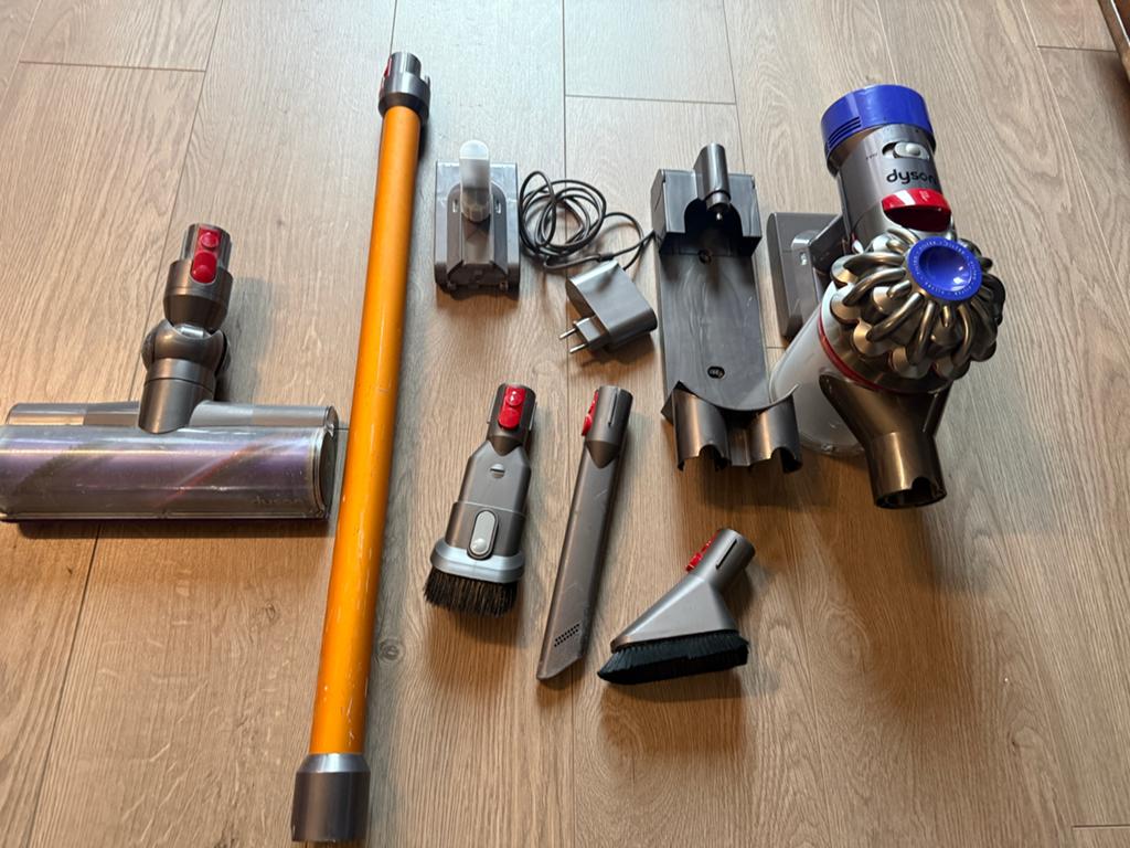 Nouvelle batterie Dyson V8, nouveaux filtres, Enlèvement ou Envoi, Réservoir, Aspirateur balai, Comme neuf