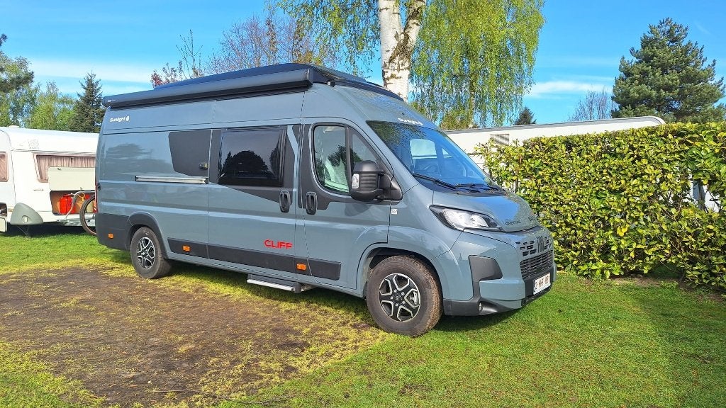 Campervan te huur / SUNLIGHT CLIFF 640, Caravans en Kamperen, Automaat, Buscamper of Camperbus, Sunlight, Koelkast