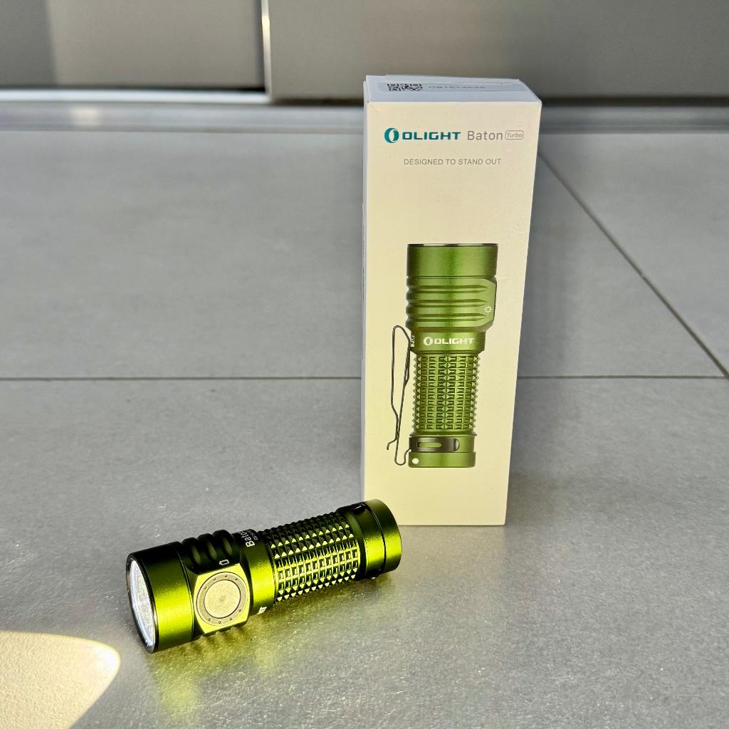 Professionele zaklamp Olight Baton Turbo groen, Caravans en Kamperen, Zaklampen, Zo goed als nieuw, Accu, Ophalen