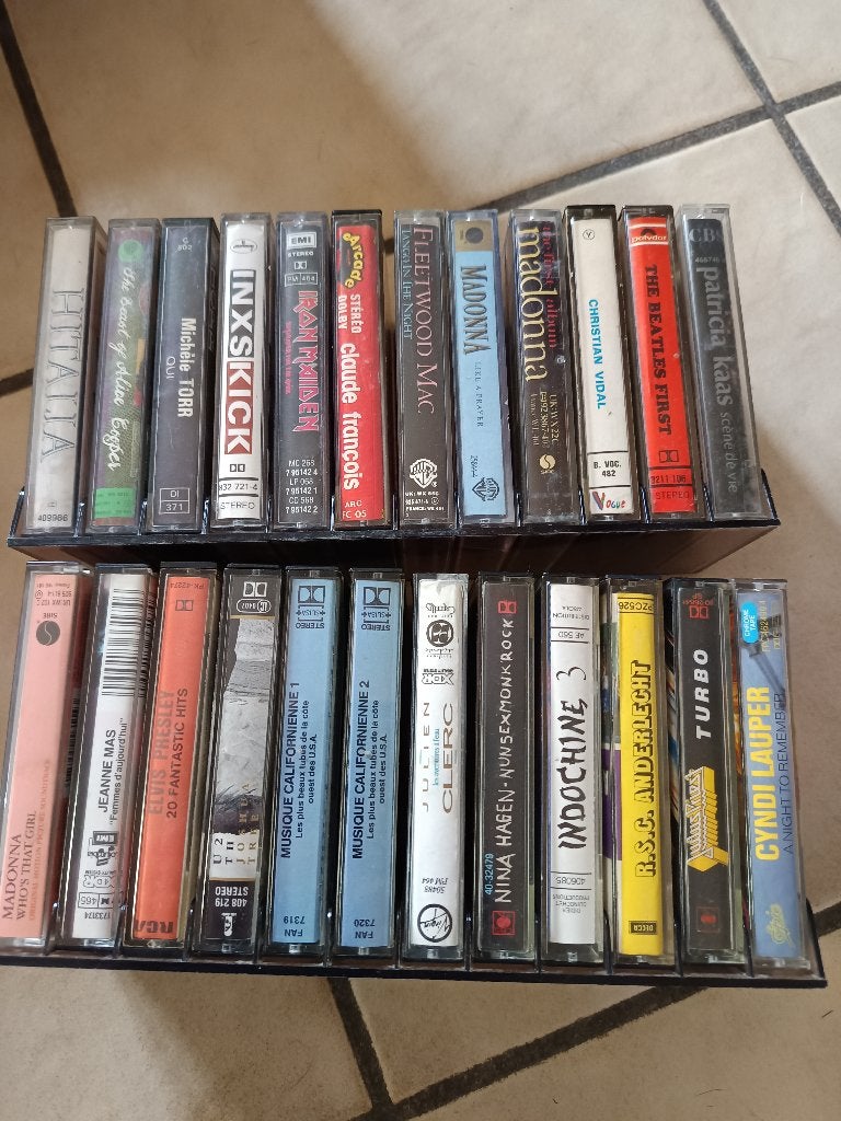 K7 audio 29 différents artistes et 43 k7 réenregistrables, 26 cassettes audio ou plus, Avec boîte de rangement, étagère ou coffret