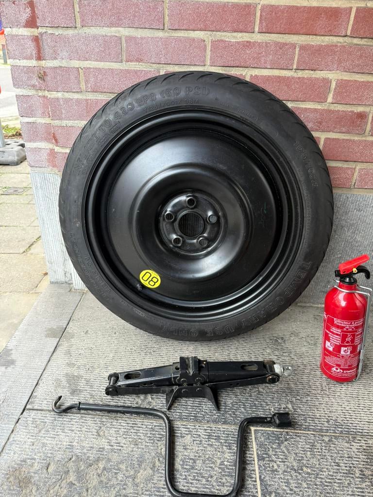 Jante avec pneu galette NEUF T125/70 D17 98M+Cric+Extincteur, Autos : Pièces & Accessoires, Pneus & Jantes, Enlèvement ou Envoi