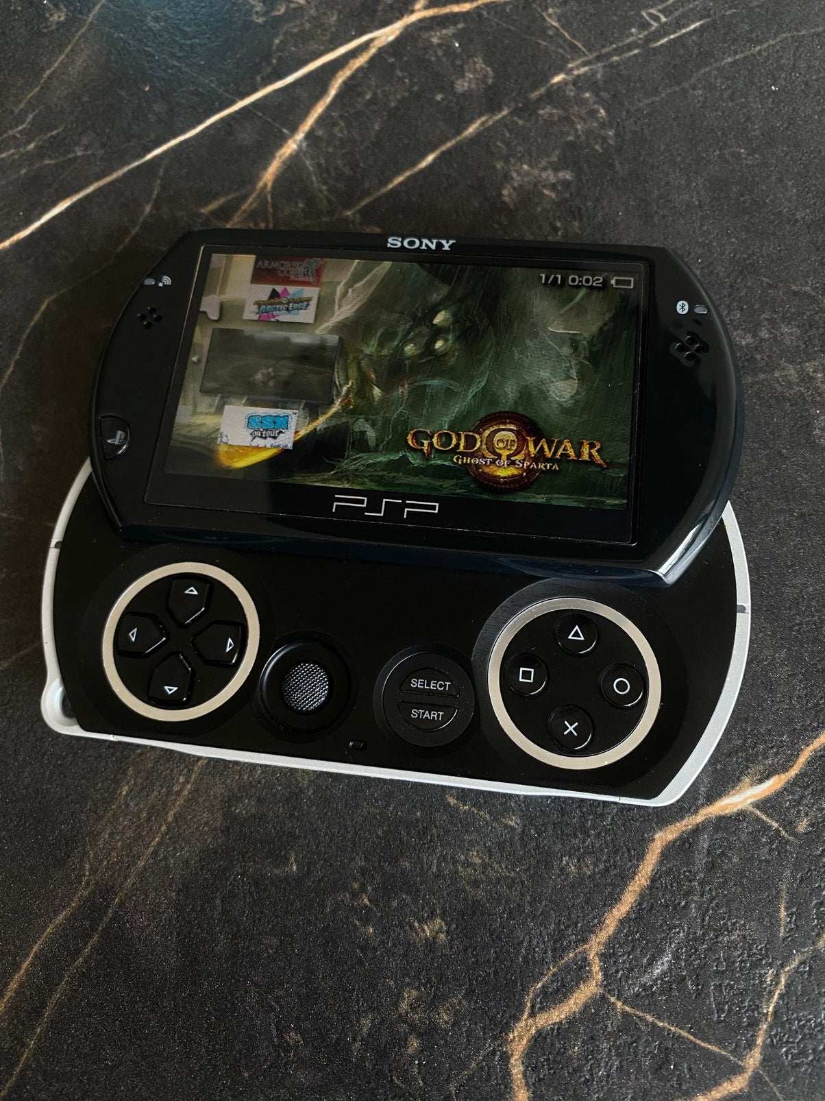 PSP GO 16Gb + draagtas + originele lader, Games en Spelcomputers, Ophalen of Verzenden, Zo goed als nieuw, PSP