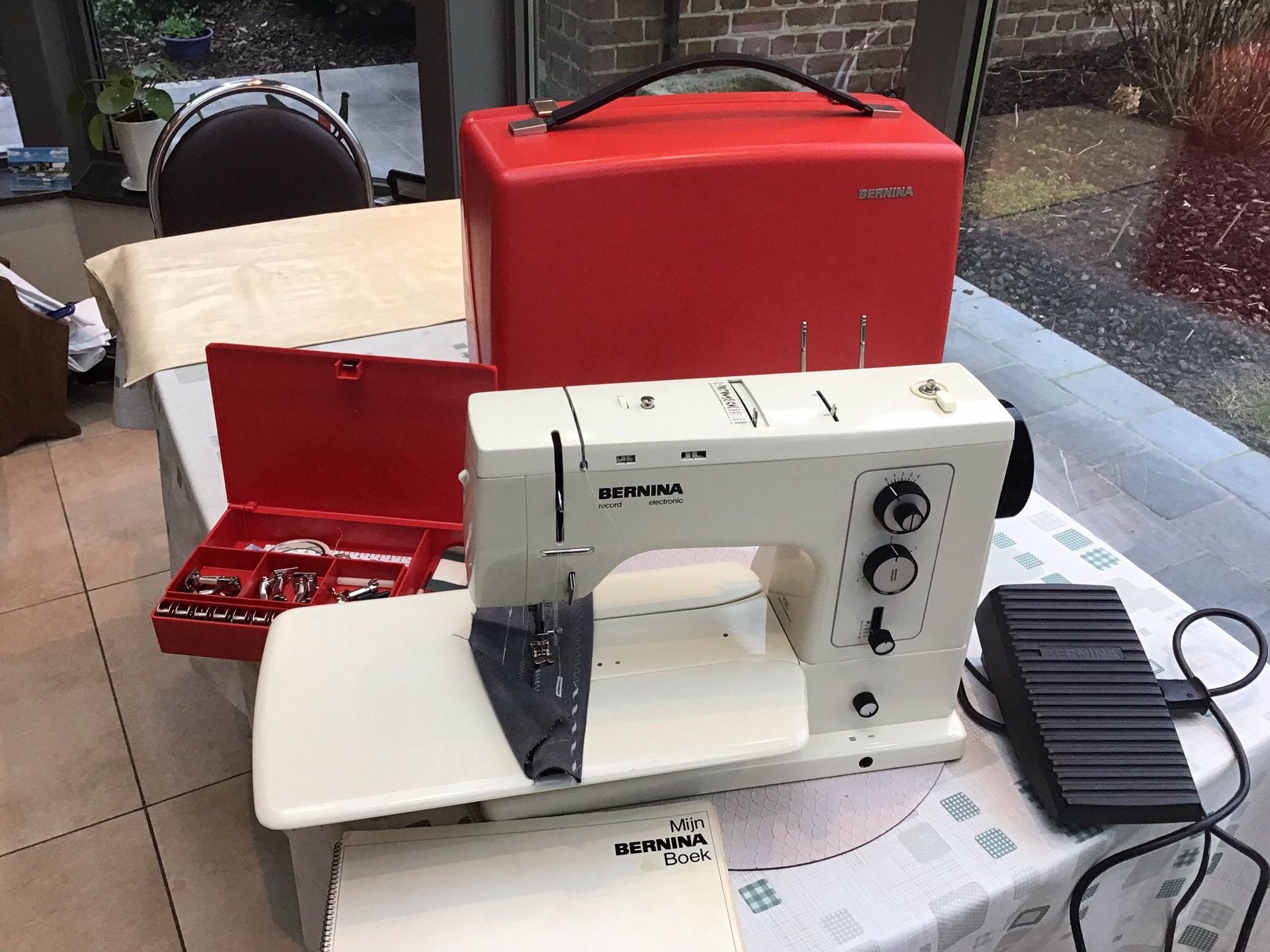 Bernina, Hobby & Loisirs créatifs, Machines à coudre & Accessoires, Enlèvement ou Envoi, Comme neuf, Bernina