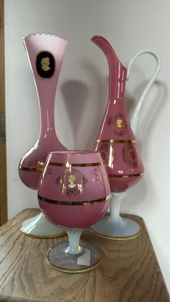 Opaline vazen met cameo roze, Enlèvement