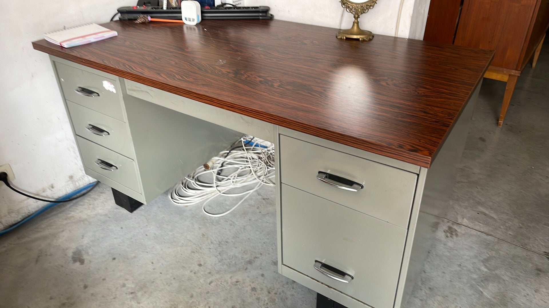 Ijzeren bureau met houten blad, Huis en Inrichting, Bureaus, Ophalen