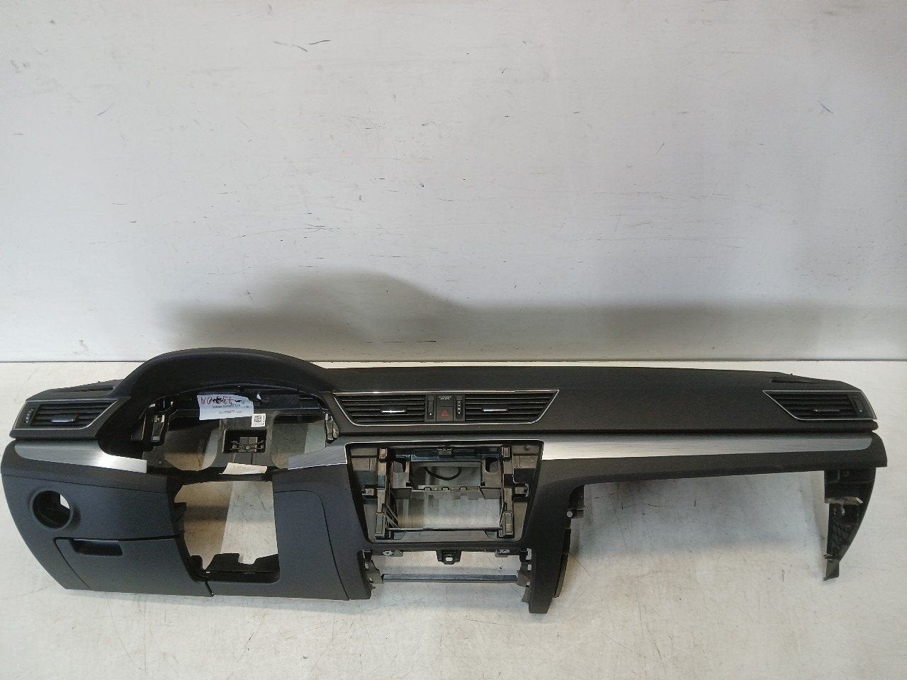 Dashboard Skoda Superb, Onderdelen@venauto.nl, Van der Ven Autorecycling B.V., Ettenseweg 76, 4706 PB Roosendaal, The Netherlands