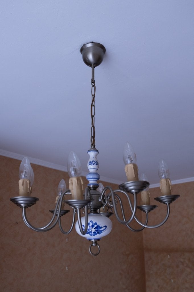 Klassieke 6-armige luster met Delfts blauw motief, Huis en Inrichting, Lampen | Kroonluchters, Zo goed als nieuw, Keramiek, Steen/keramiek