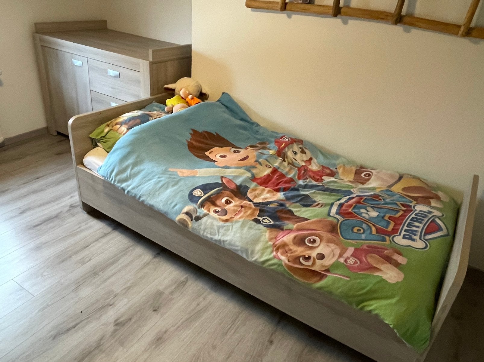 Kinderkamer te koop (commode en baby/groot bed), Ophalen, Gebruikt, Jongetje of Meisje
