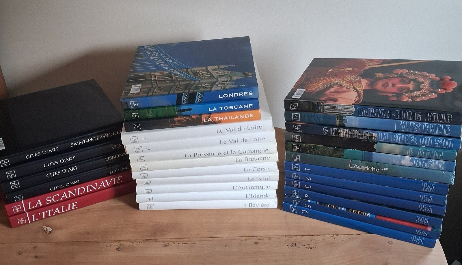 livres artis historia : les pays 30 pièces, Livres, Enlèvement ou Envoi, Comme neuf, Guide ou Livre de voyage