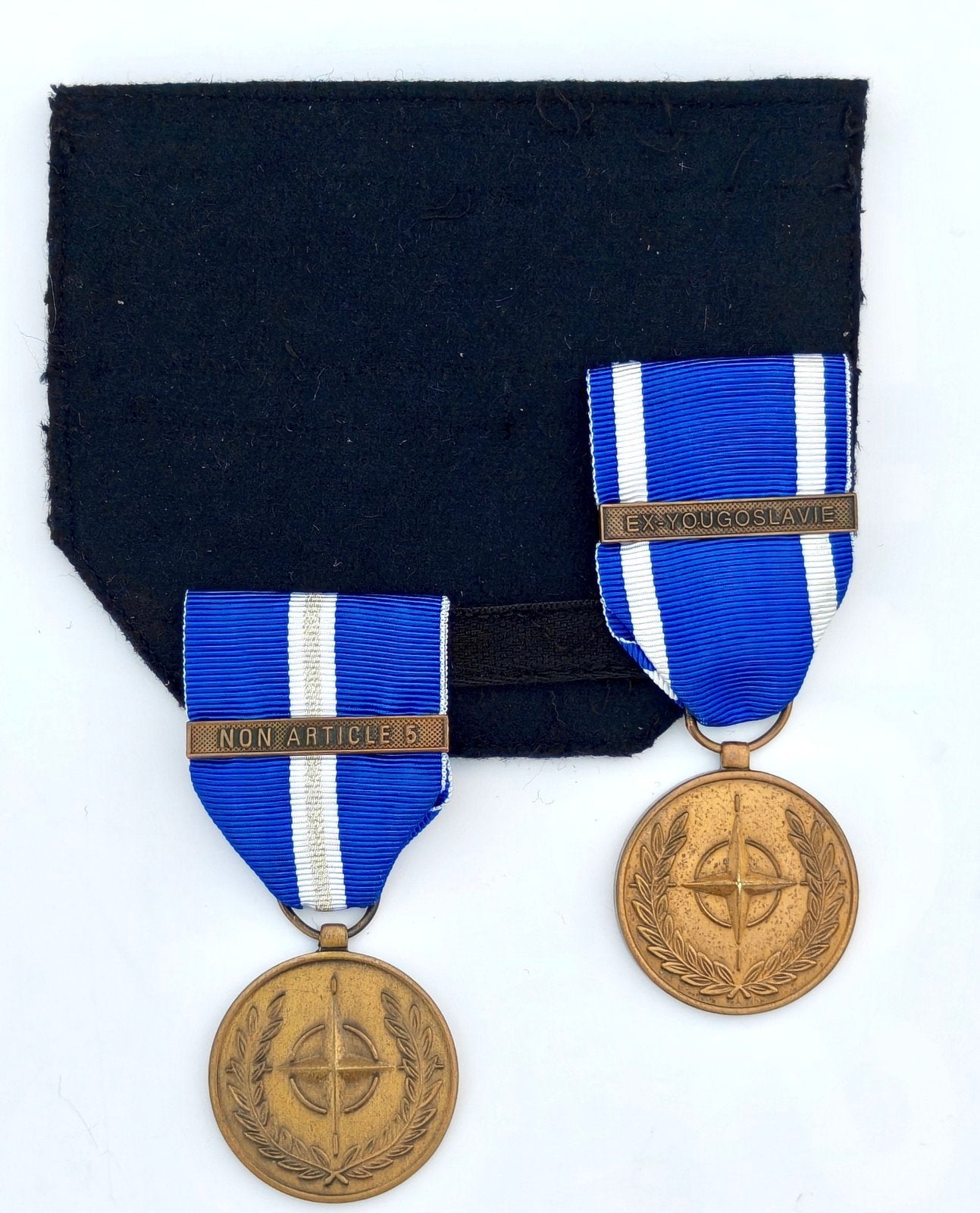 2x NATO medaille EX-YOUGOSLAVIE + NON ARTICLE 5 op vilt, Verzamelen, Ophalen of Verzenden, Overige soorten, Embleem of Badge