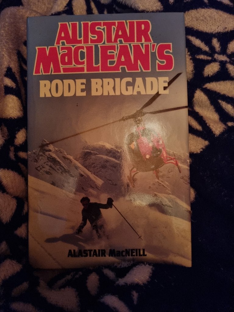 Boek  Alistair MacLean  -  Rode brigade, Gelezen, Europa overig, Alistair MacLean, Ophalen of Verzenden