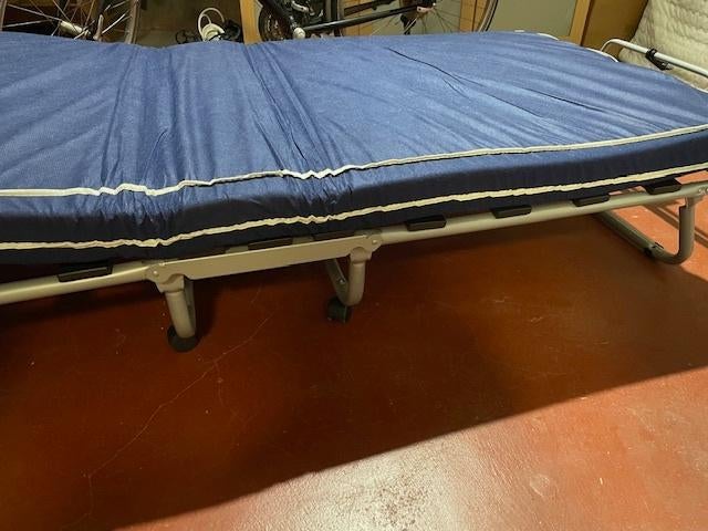 3 veldbedden, Caravans en Kamperen, Slaapmatten, Zo goed als nieuw, 1-persoons, Ophalen