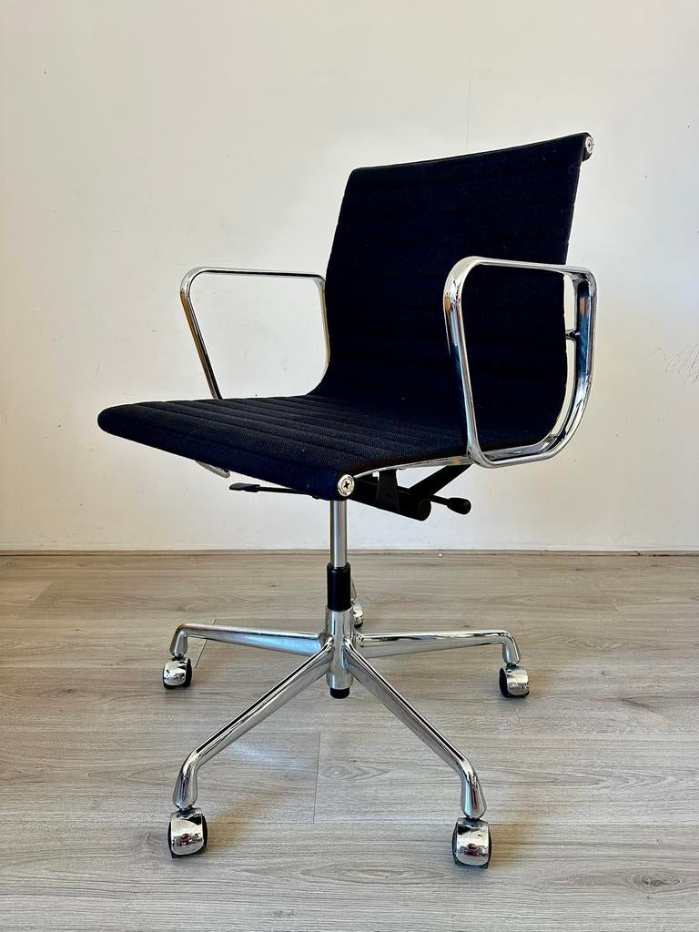 Chaise design Vitra EA 117 chaise de bureau, Enlèvement, Comme neuf, Chaise de bureau