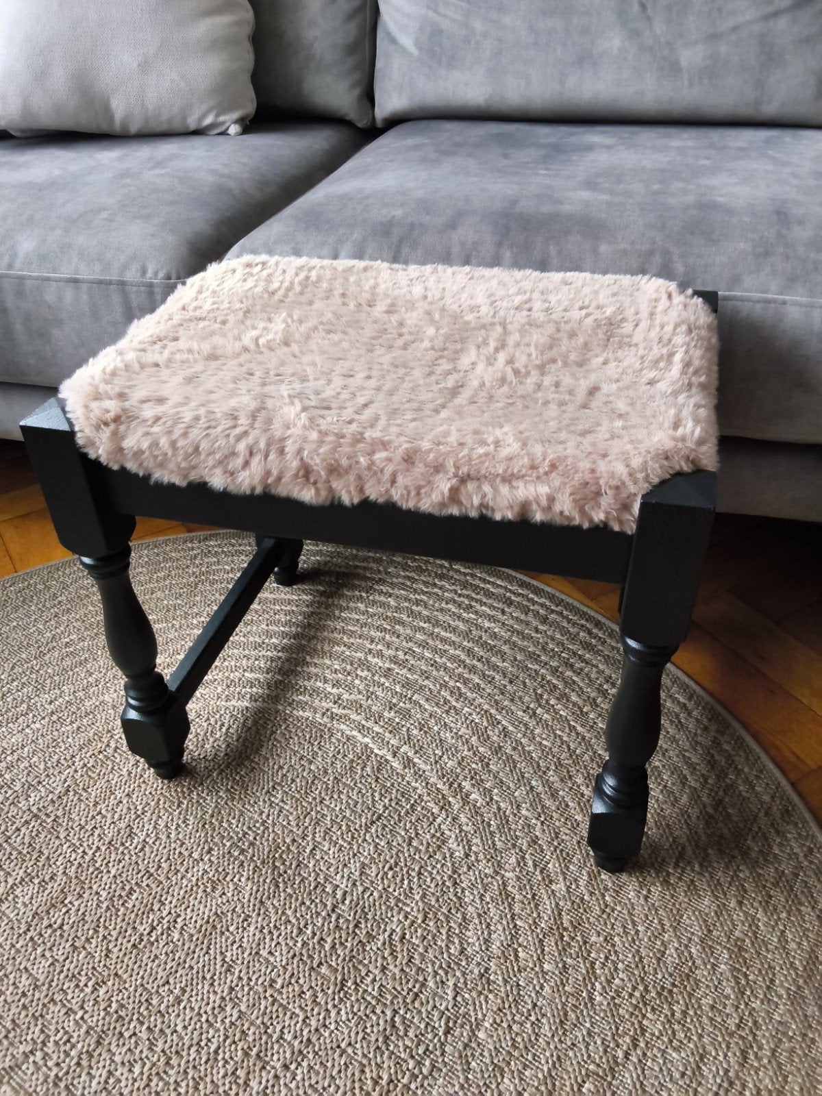 Voetbankje  stevig ,zacht fluffy  hoesje ! OPGEKNAPT, Maison & Meubles, Canapés | Repose-pieds & Poufs, Comme neuf, Enlèvement
