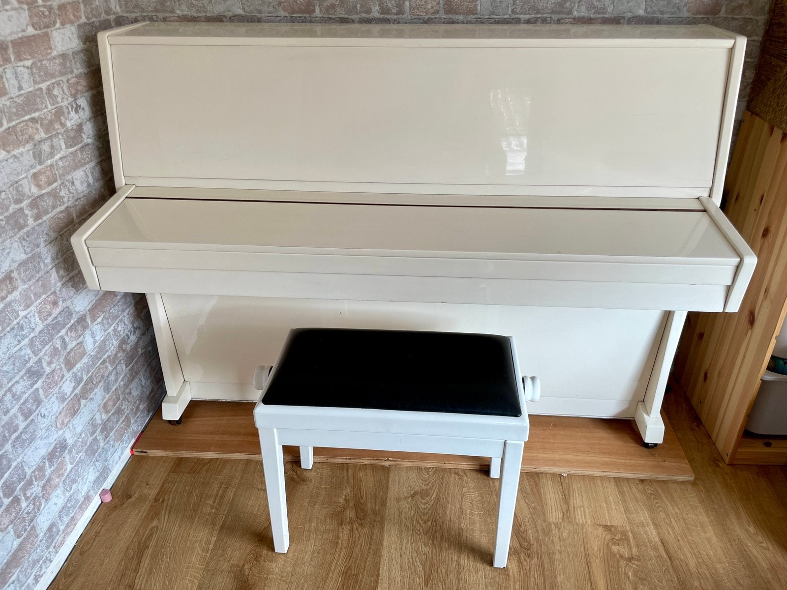 Piano droit acoustique blanc / ivoire + tabouret assorti, Musique & Instruments, Brillant, Enlèvement, Utilisé, Piano