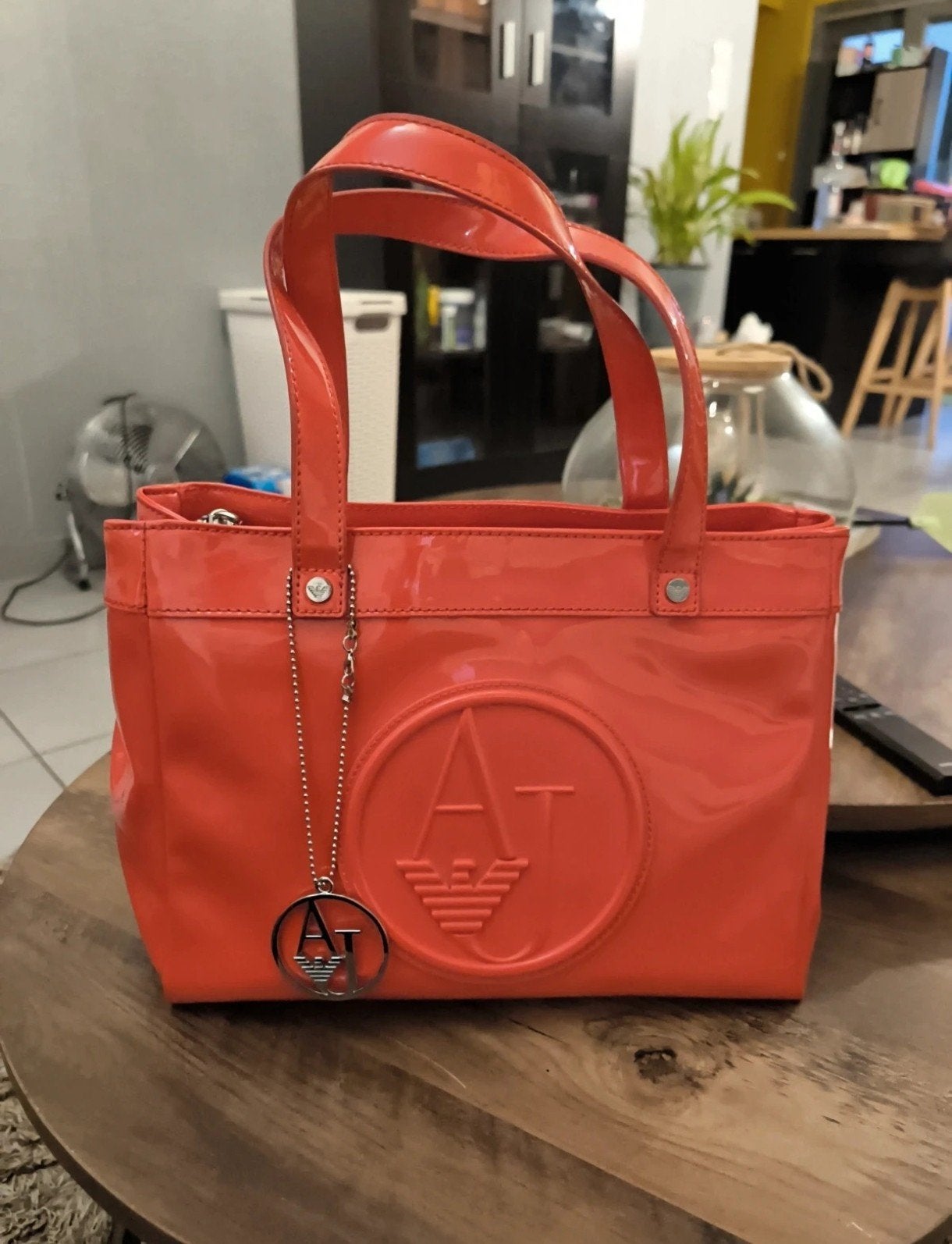Superbe sac Armani jeans rouge vernis, Bijoux, Sacs & Beauté, Sacs | Sacs de voyage & Petits Sacs de voyage, Enlèvement ou Envoi