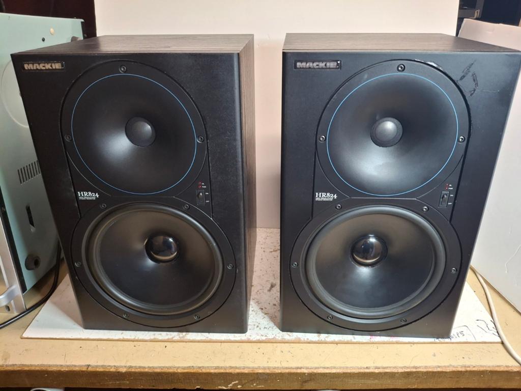 Studio monitors Mackie HR824, Ophalen