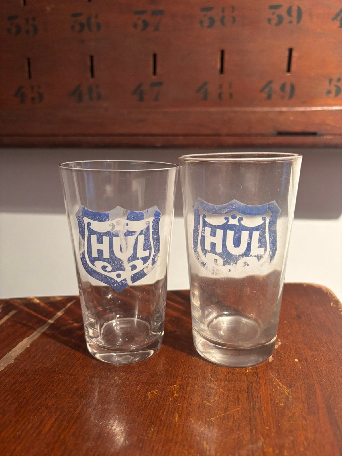 Deux vieux verres à bière acidulée différents Hul Merelbeke, Enlèvement ou Envoi, Utilisé, Verre ou Verres, Autres marques