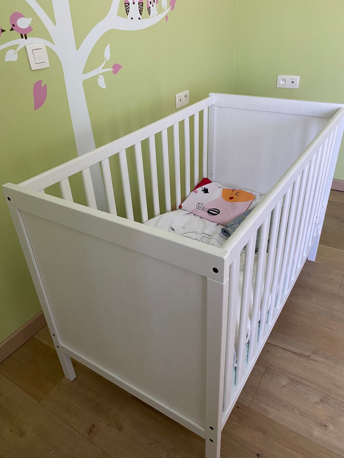 Lit bébé blanc + matelas + sur matelas + 3 parures de lit, Enfants & Bébés, Enlèvement, Comme neuf, Lit