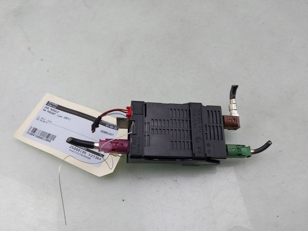 AUX/USB POORT Volkswagen Passat Variant (3G5) (|3G5035953|), Gebruikt, Volkswagen, Volkswagen AG, Kundenbetreuung@volkswagen.de