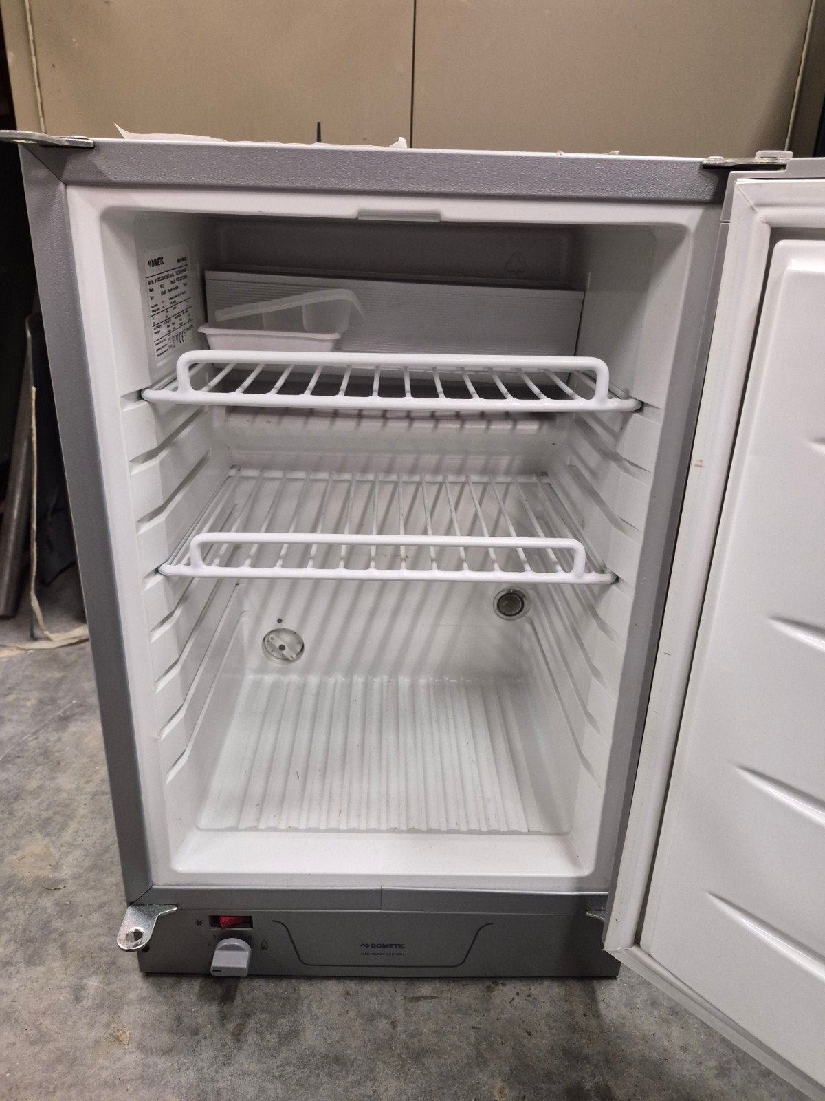 Dometic RM 123 absorbtie koelkast, Ophalen