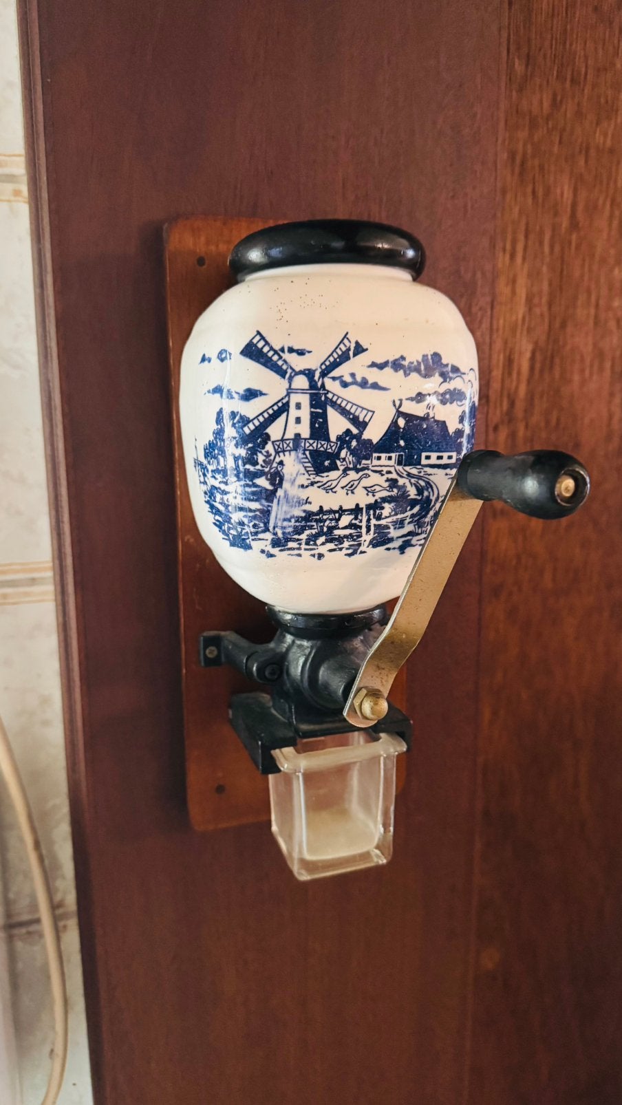 Vintage wandkoffiemolen met keramieken bonenreservoir, Antiek en Kunst, Antiek | Keramiek en Aardewerk, Ophalen