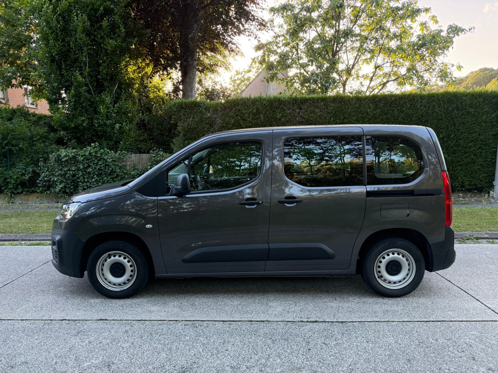 Citroen Berlingo 2019, 93.000km, Dealer onderhouden, Monovolume, Berlingo, Handgeschakeld