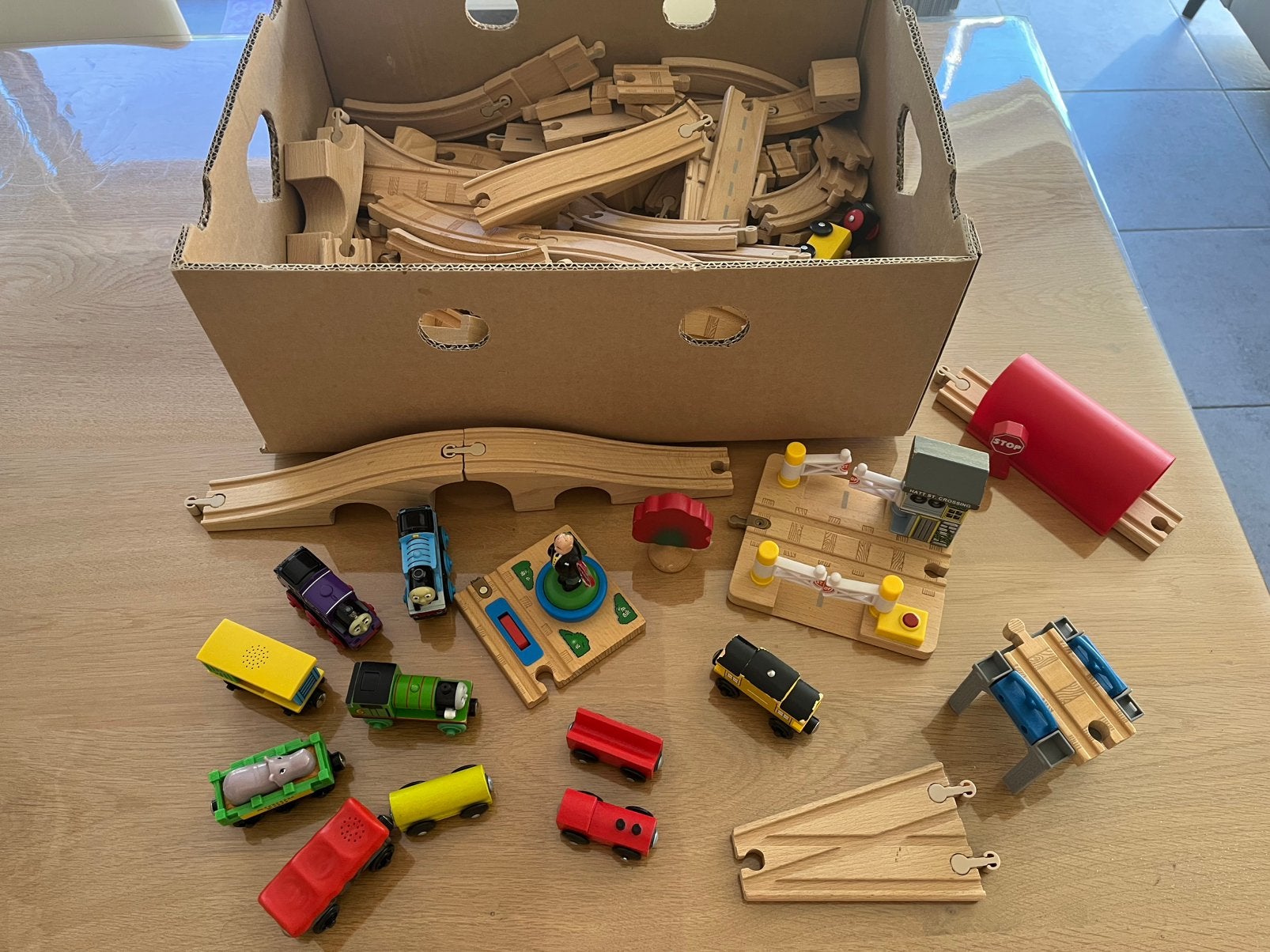 Houten treinbaan met accessoires, Ophalen, Zo goed als nieuw