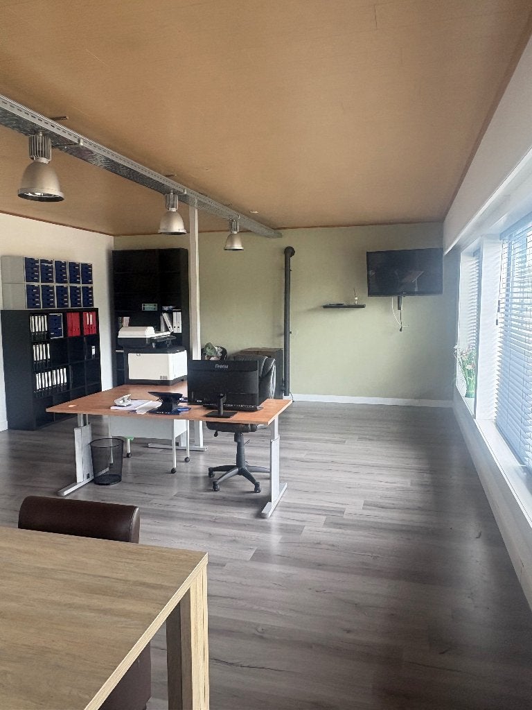 Kantoorruimte met magazijn, 300 m², Huur, Kantoorruimte
