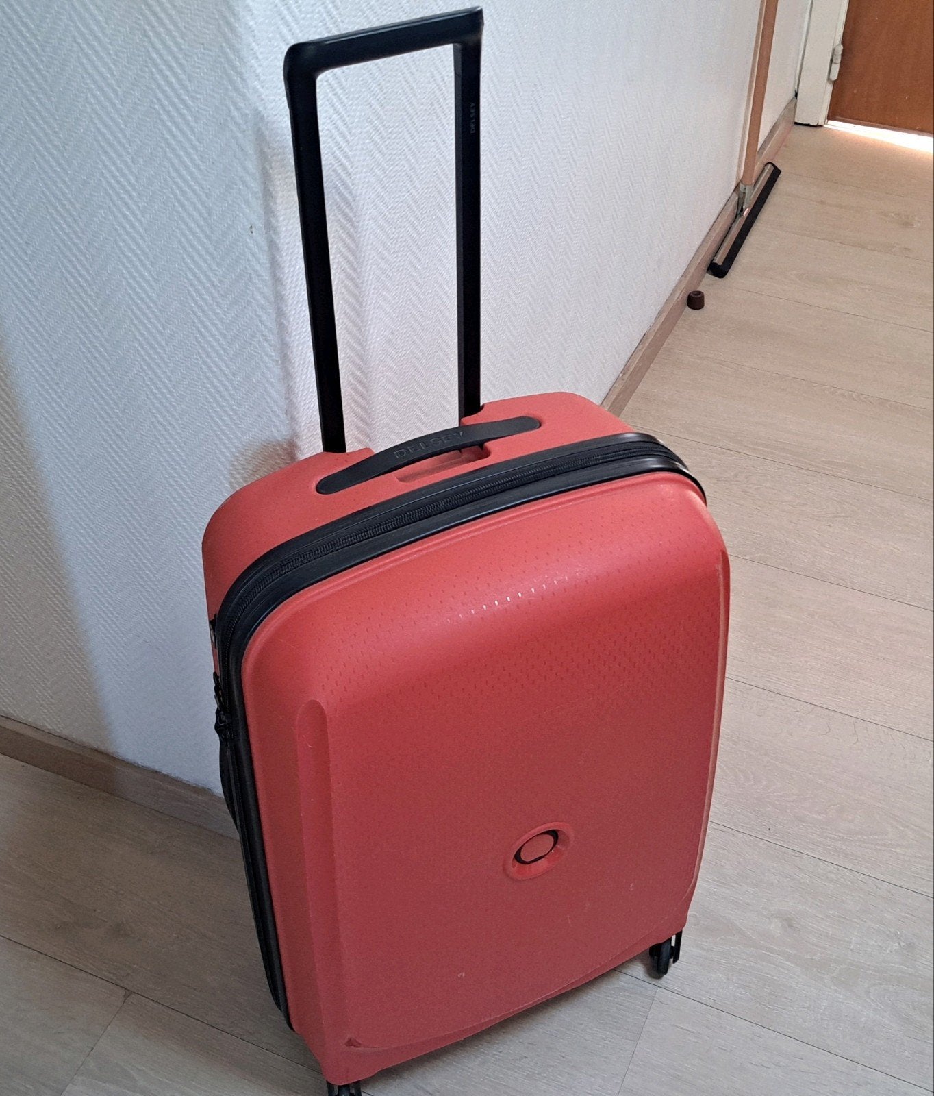 delsey valise trolley 4x roulettes coque rigide +_ 62/40 cm, Enlèvement, Comme neuf, Roulettes