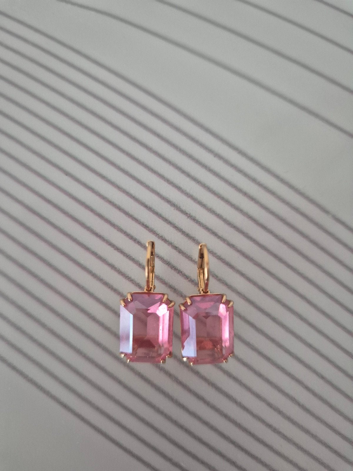 Swarovski oorbellen, Ophalen