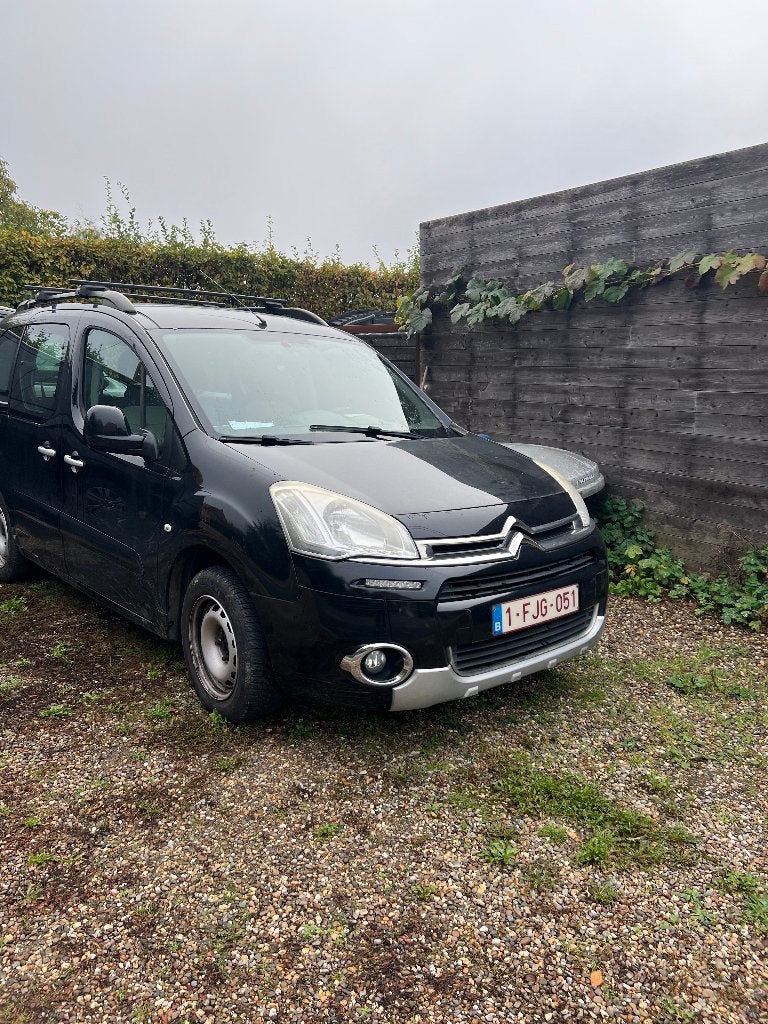 Citroen berlingo gezinswagen met trekhaak en portbagage, Voorwielaandrijving, Stof, 4 cilinders, Zwart