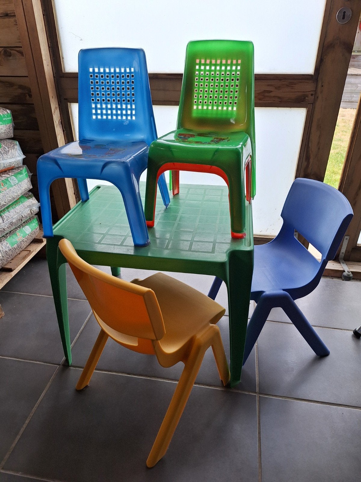 Tafel en kleurrijke stoelen, Ophalen