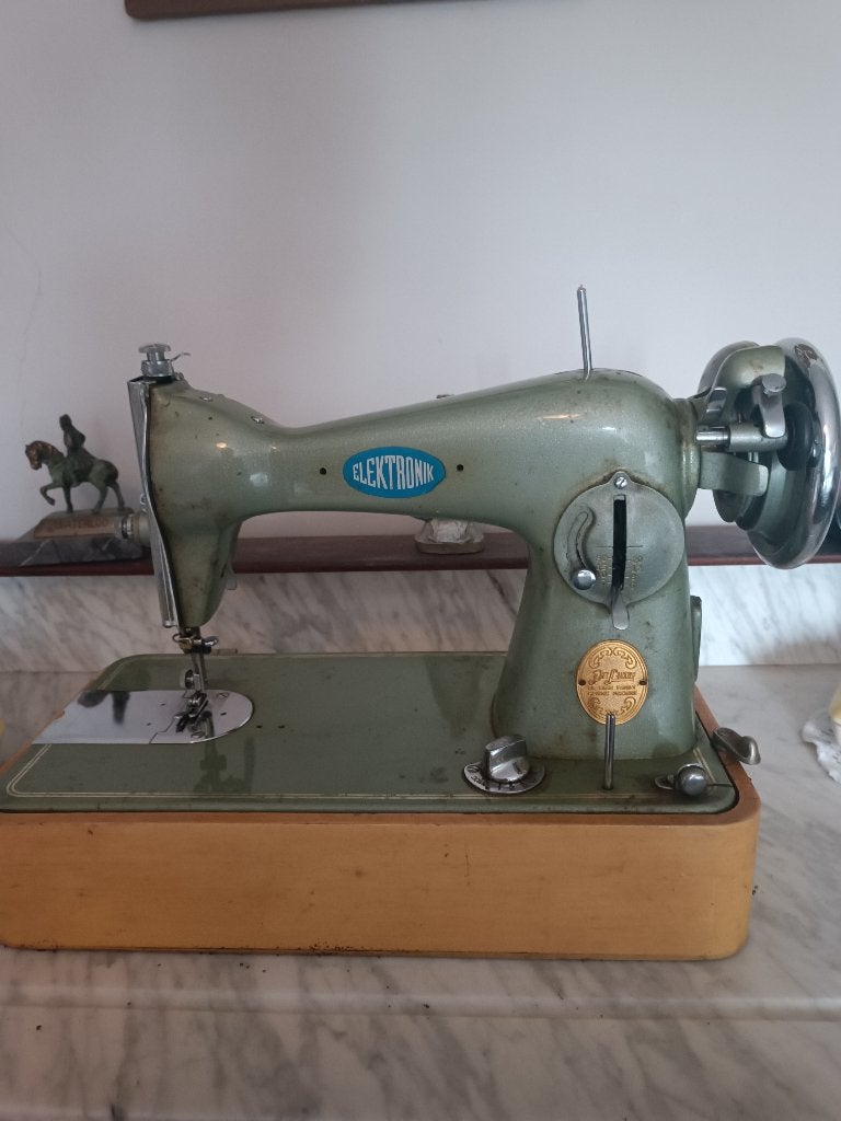 zeer oude naaimachine, Antiek en Kunst, Antiek | Naaimachines, Ophalen