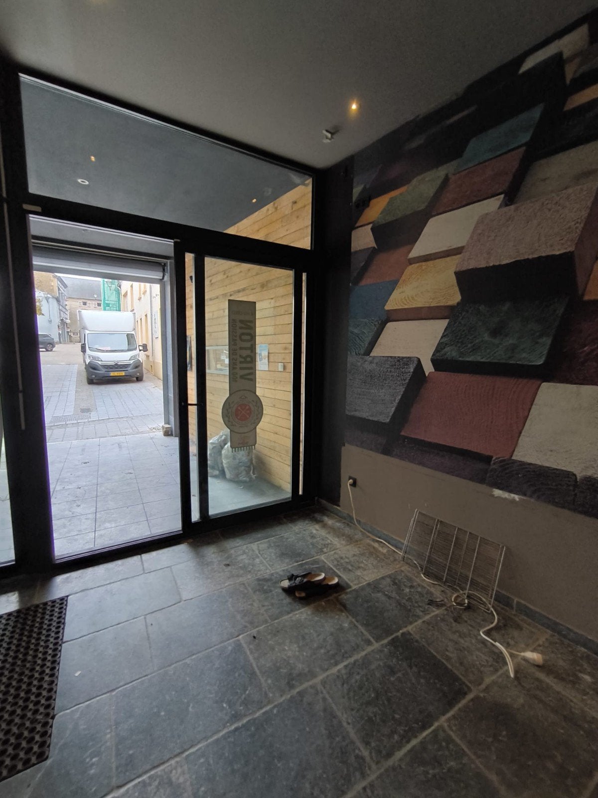 Commerce avec un studio à vendre ou à louer, Maison & Meubles, Ameublement | Revêtements de sol