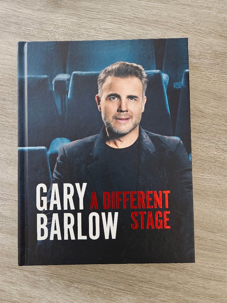 Gary Barlow - A Different Stage (Splinternieuw!), Boeken, Biografieën, Nieuw, Film, Tv en Media, Ophalen of Verzenden
