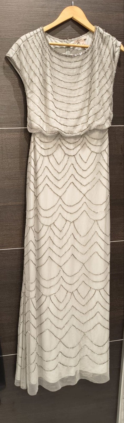 Robe de soirée perlée, Enlèvement, Robe