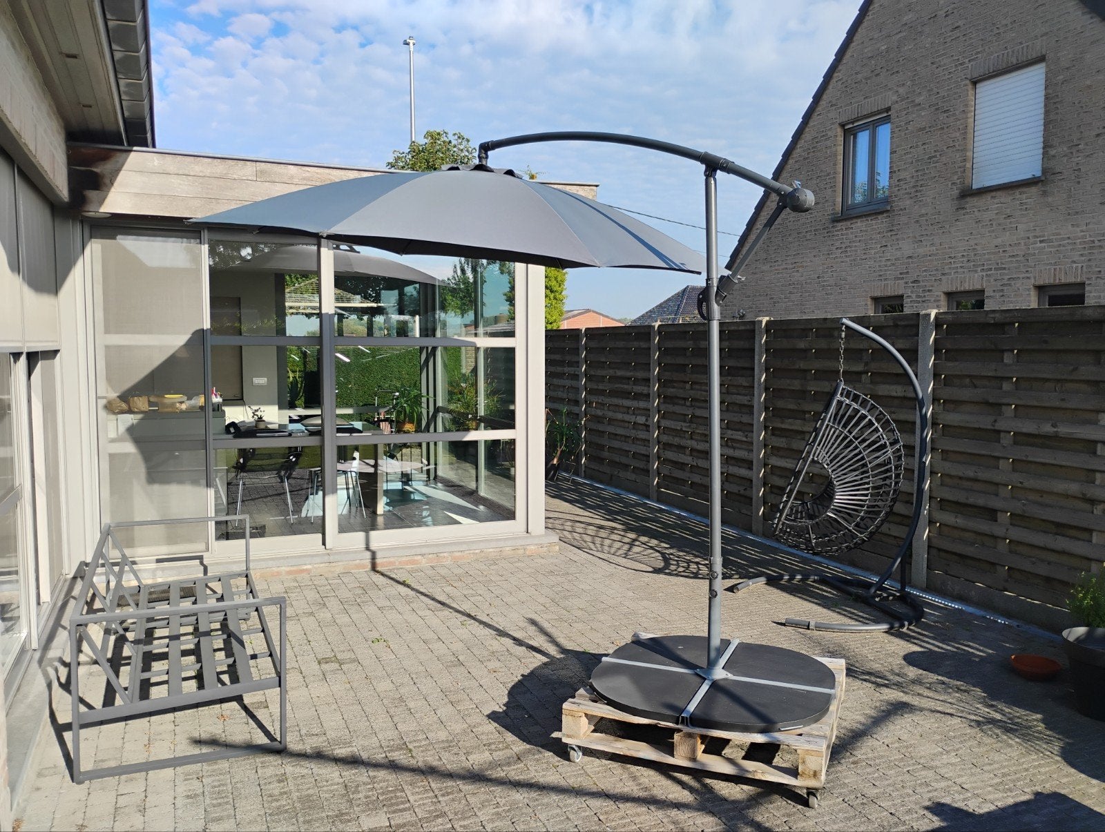 zweefparasol 3 x 3 op rijdende voet, Tuin en Terras, Ophalen, Zo goed als nieuw