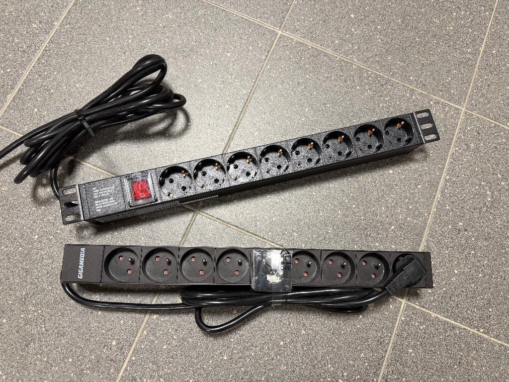 2x 19" rack PDU stekkerdoos (GigaMedia + Schuko 9-voudig), Computers en Software, Pc- en Netwerkkabels, Nieuw, Ophalen of Verzenden