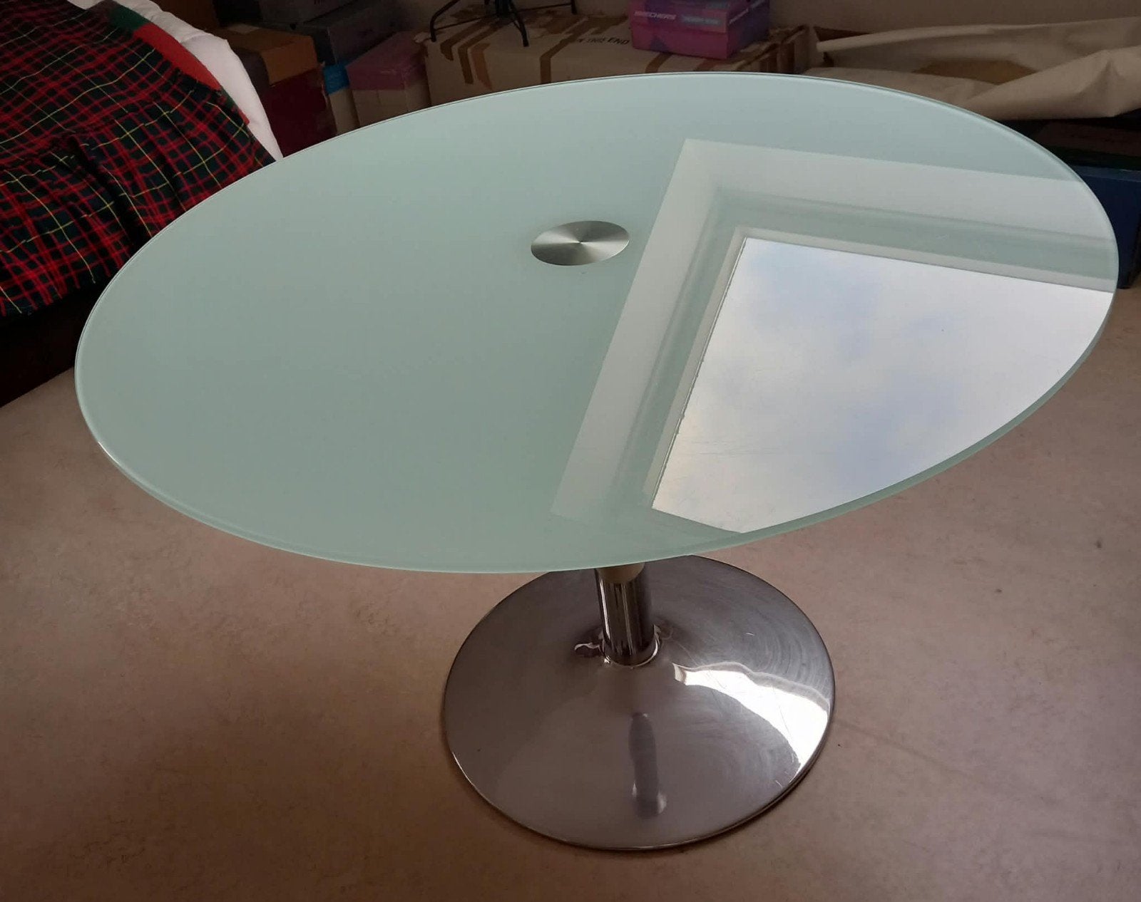 TULIP TAFEL MAT GLAS, Huis en Inrichting, Ophalen, Glas