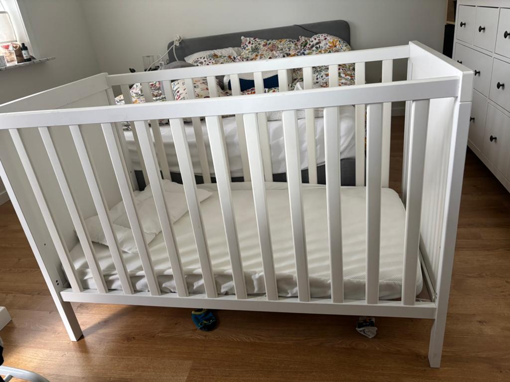 Babybed Ikea Sundvik met kokosmatras, Ophalen, Zo goed als nieuw